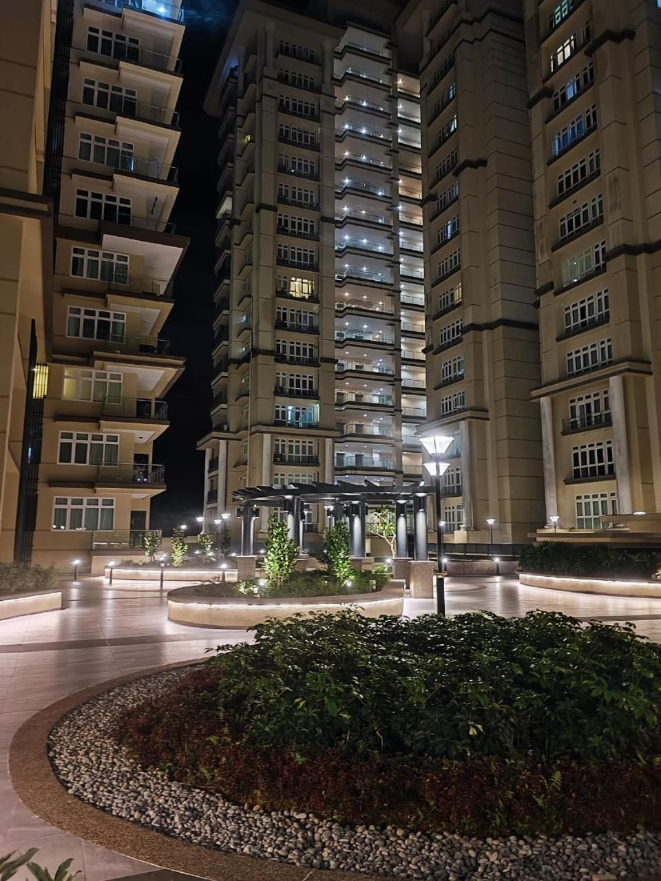 The Foreigner Staycation At Riverine Diamond Apartment *