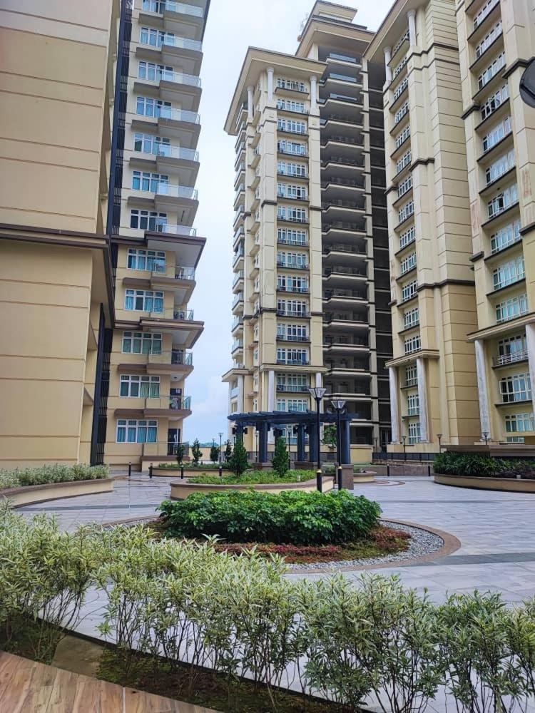 The Foreigner Staycation At Riverine Diamond Apartment
